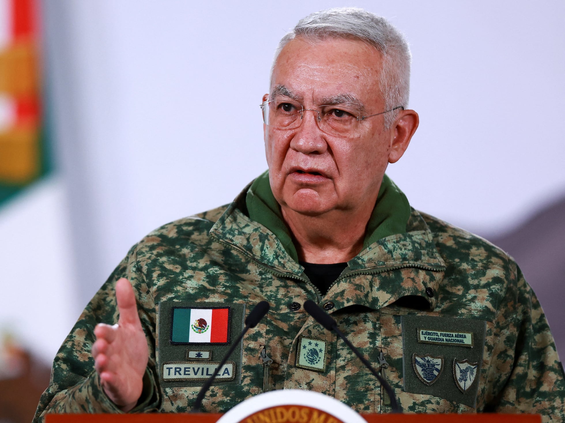 Secretario de Defensa se quiebra en homenaje militar