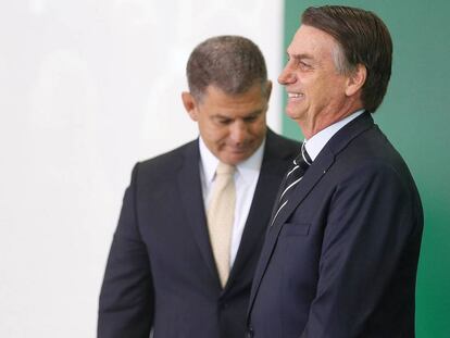 Jair Bolsonaro, delante de Gustavo Bebianno. 