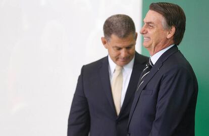 Jair Bolsonaro, delante de Gustavo Bebianno. 