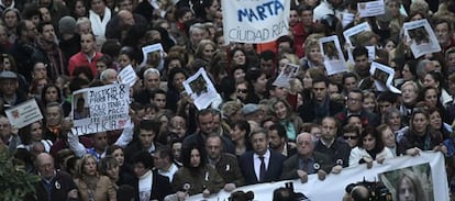 Los familiares de Marta del Castillo, junto al alcalde de Sevilla, Juan Ignacio Zoido (PP), al comienzo de la manifestación.