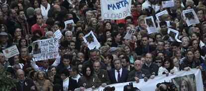 Los familiares de Marta del Castillo, junto al alcalde de Sevilla, Juan Ignacio Zoido (PP), al comienzo de la manifestación.