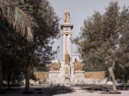 Monumento a la Constitución de 1812. En Cádiz, Burgos Monsalvez descubrió la inmensidad del mar, que dejó pequeño a suGuadalquivir, y en San Fernando, las salinas, sus puentes o sus bodegas. Sus recuerdos giran en torno a la calle Real y la Venta Eritaña, punto de encuentro de Camarón de la Isla.