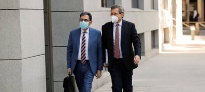 El exconsejero delegado del grupo DIA, Ricardo Currás (d) a su llegada a la Audiencia Nacional en Madrid este martes