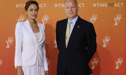 Angelina Jolie, con el ministro de Exteriores británico William Hague.