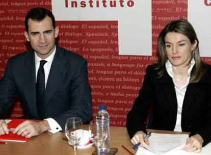Don Felipe y doña Letizia, durante su visita a la sede madrileña del Instituto Cervantes.