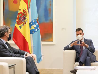 El presidente de la Xunta de Galicia, Alberto Núñez Feijóo, a la izquierda, y el del Gobierno central, durante la reunión convocada en el Palacio de la Moncloa.