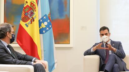 El presidente de la Xunta de Galicia, Alberto Núñez Feijóo, a la izquierda, y el del Gobierno central, durante la reunión convocada en el Palacio de la Moncloa.