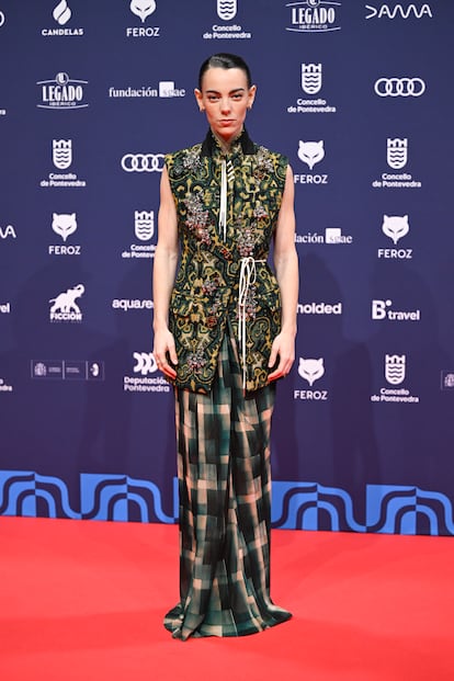 Victoria Luengo, una de las protagonistas de la próxima película de Pedro Almodóvar, ‘Blanca Navidad’. Para asistir a la entrega de premios en Galicia, la actriz escogió un diseño estampado con bordados de Dries Van Noten.