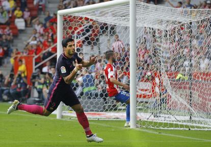 El delantero uruguayo del FC Barcelona Luis Suárez, tras marcar el primer gol.