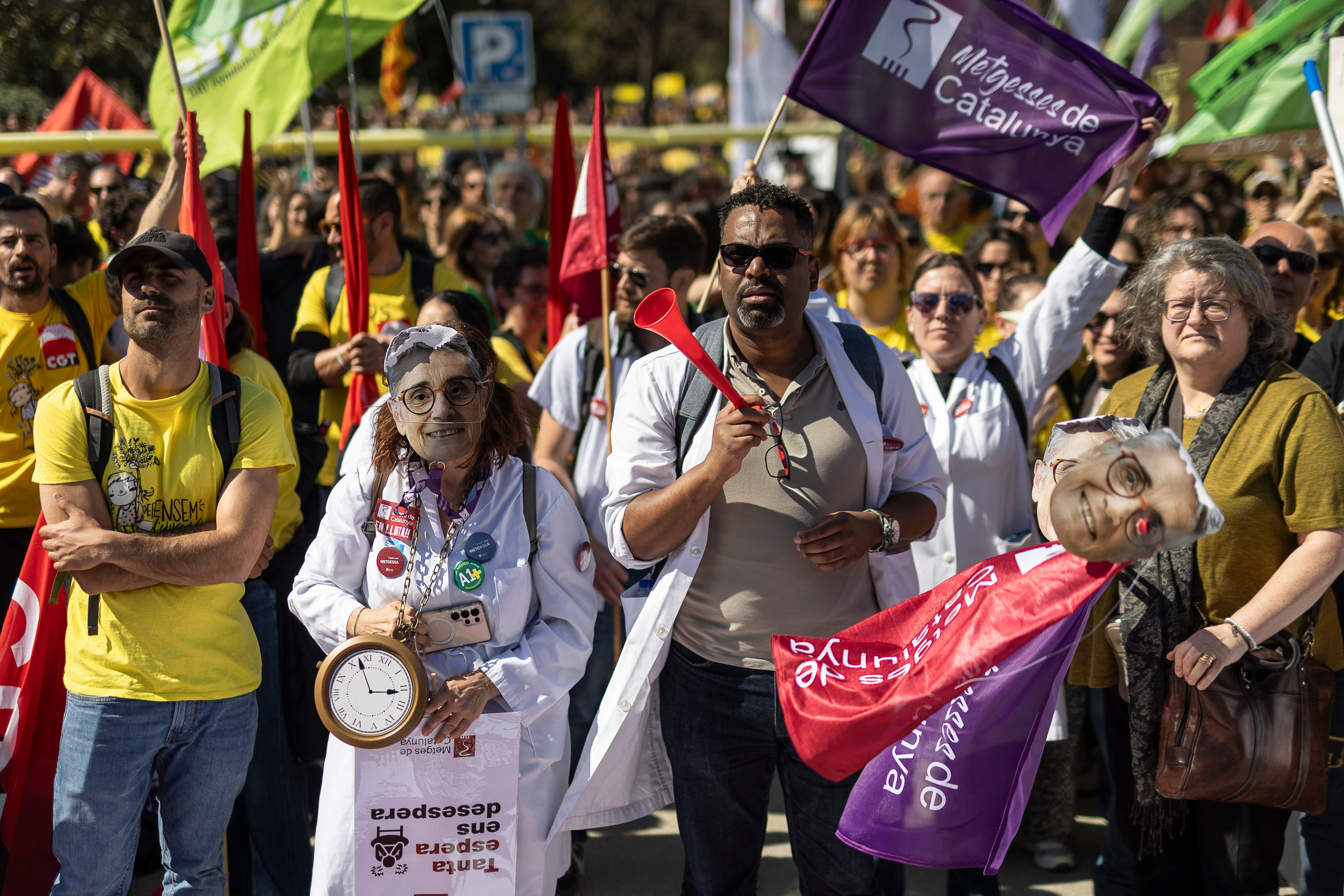 Los médicos se han concentrado, junto a los docentes, en el Parlament, este viernes. 