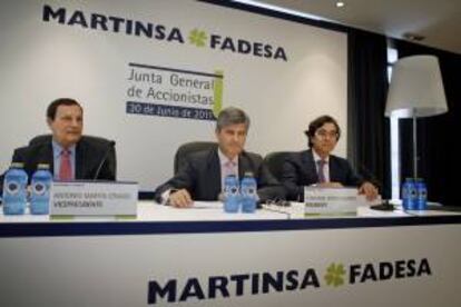 Fernando Martín (c), presidente de Martinsa-Fadesa, acompañado por Antonio Martín (i), vicepresidente y Ángel Varela (d), secretario del consejo, durante una Junta General de Accionistas en A Coruña. EFE/Archivo