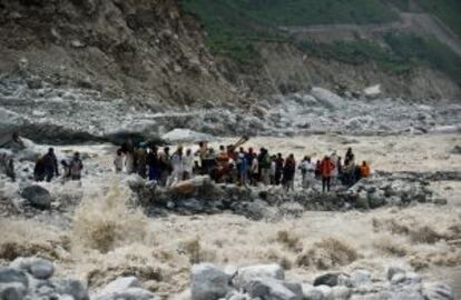 En 2013 se registraron las lluvias más intensas en 100 años en el norte de India, afectaron a 100.000 personas. En la foto, un grupo de viajeros espera a ser rescatado.