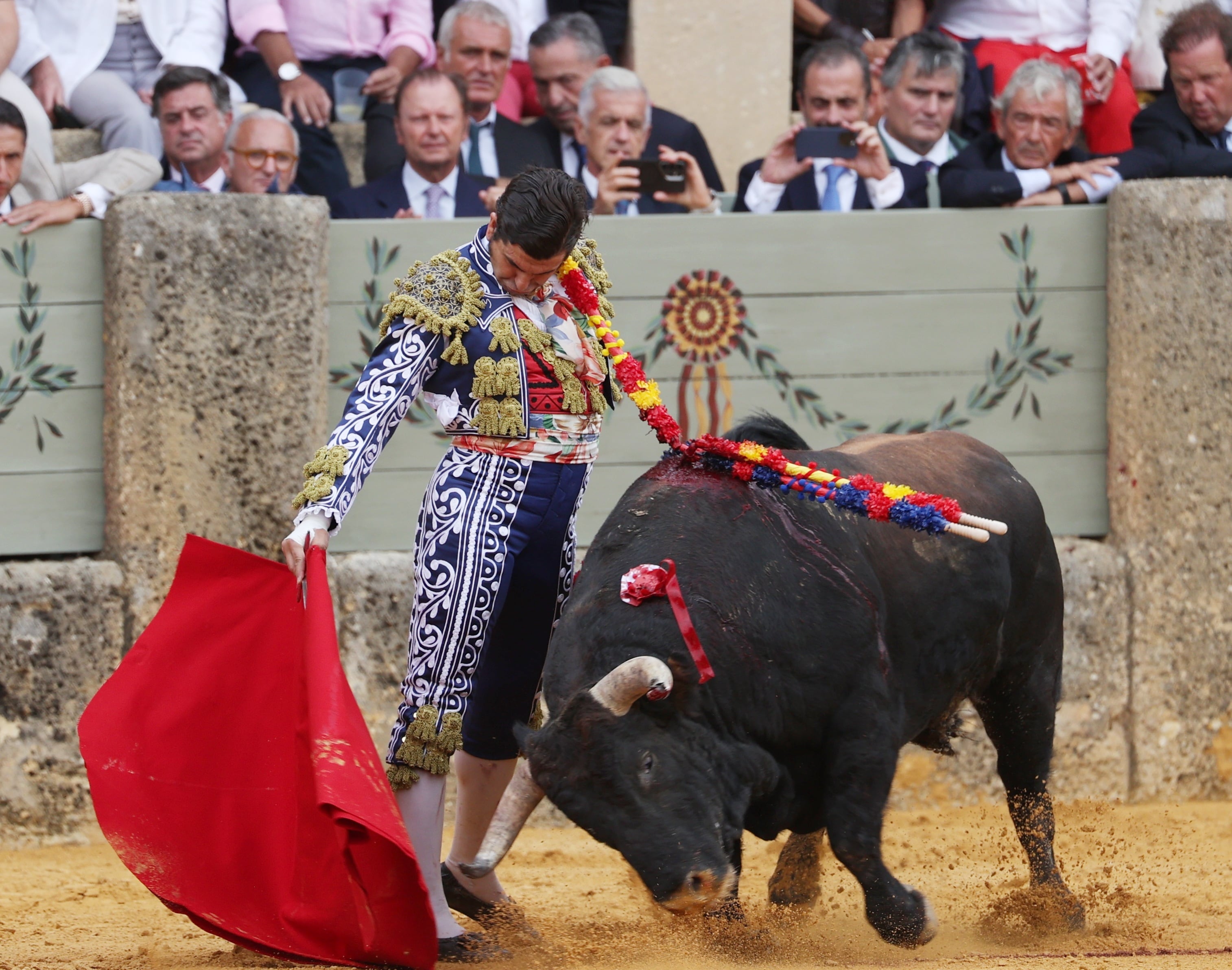 Morante de la Puebla, en un muletazo con la mano derecha a uno de sus toros.