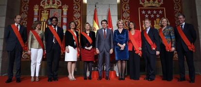 Los condecorados por la Comunidad en 2013 posan con Ignacio González ante los fotógrafos. El primero a la derecha es Granados.