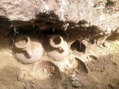 Esta foto del Ayuntamiento de Tomares muestra las ánforas en la zanja excavada en la que fueron halladas. Sobre ellas se aprecia parte del receptáculo de ladrillo que se construyó para ocultarlas.