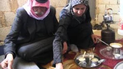 Una siria prepara una infusión de mate en el campo de refugiados de Abu Nur, en Arsal, en la frontera entre el Líbano y Siria, que pese a que lo han abandonado todo en busca de una vida más segura, los refugiados sirios no han renunciado al placer de beber mate, una costumbre importada de Latinoamérica que se han llevado al exilio.