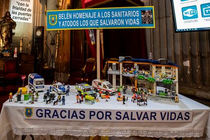 Belén en homenaje a los héroes de la pandemia montado por Mensajeros de la Paz en la iglesia de San Antón, en Madrid.