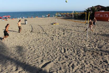 Jóvenes jugaban al voley-playa en Los Álamos el pasado lunes.