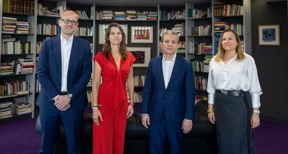 De izquierda a derecha Óscar Vázquez, responsable de Soluciones Sostenibles en Ecolab España; Marién Benavente, responsable de Medioambiente de Cepsa; Carlos Montero, director de Proyectos Estratégicos de Agbar y  Sagrario Sáez, directora de Sostenibilidad de Heineken.