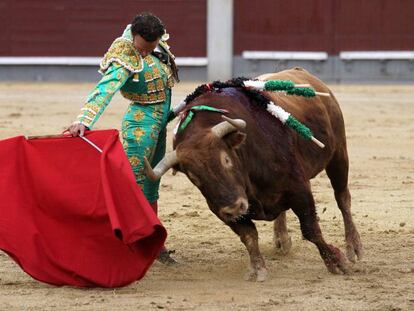 Antonio Ferrera durante su faena al quinto toro de la tarde. 