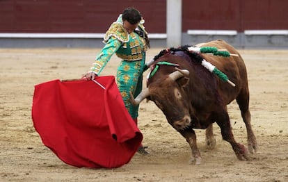 Antonio Ferrera durante su faena al quinto toro de la tarde.