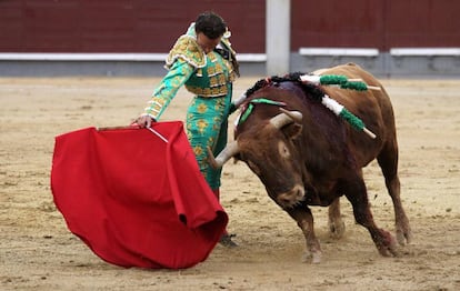 Antonio Ferrera durante su faena al quinto toro de la tarde. 