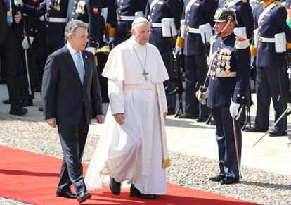 El presidente de Colombia, Juan Manuel Santos (i), recibe al papa Francisco (d) a su llegada a la Casa de Nariño en Bogotá.