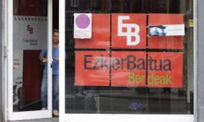 Acceso a la sede de Ezker Batua en Vitoria, durante la jornada de referéndum. 