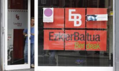 Acceso a la sede de Ezker Batua en Vitoria, durante la jornada de referéndum.
