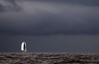 Una embarcación compite al inicio de la Mossel Bay race, en Ciudad del Cabo (Sudáfrica).