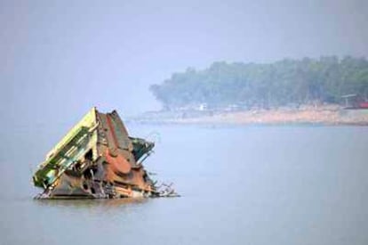 Más de medio centenar de buques llegan cada año a las costas de Chittagong.
