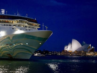 El buque Norwegian Spirit atraca en el puerto de Sídney tras tres años de espera. 