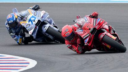 Marc Márquez por delante de su hermano Álex Márquez este sábado.