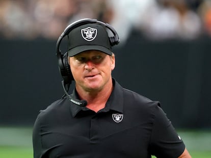 Jon Gruden, el entrenador de los Raiders de Las Vegas, durante un juego contra Chicago.