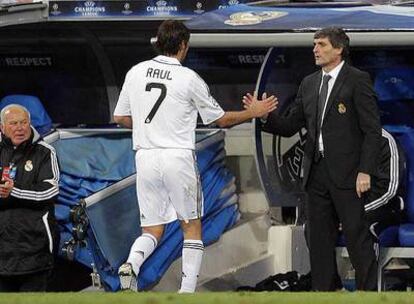 Raúl saluda a Juande Ramos en el momento de ser sustituido.