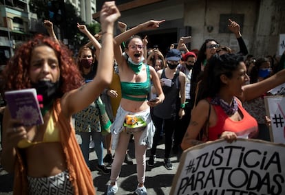 Un grupo de mujeres protesta contra la violencia de género en Caracas, en noviembre de 2020.