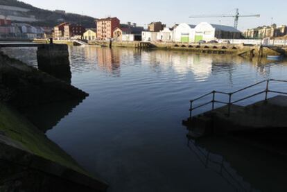 The river Nervión passes through Bilbao, seperating the monuments of contemporary design on one side from the old-world strees of Casco Viejo on the other.