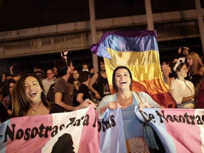 Centenas de pessoas comemoram a decisão em San José, na terça-feira, 9 de janeiro.