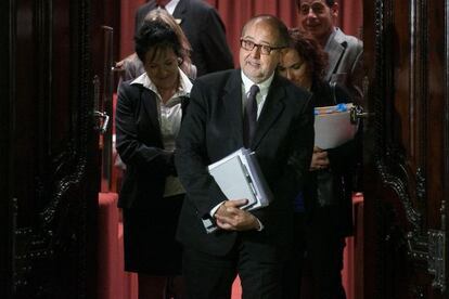 Felip Puig sale de una comisión en el Parlamento.