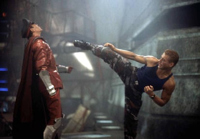 El general Bison (Raúl Juliá) y el coronel Guile (Jean-Claude Van Damme) en una escena de 'Street Fighter'.