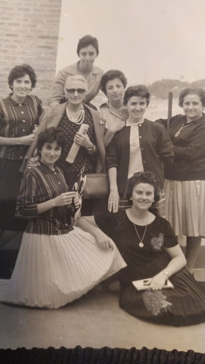 Grupo de 'martas' en el colegio de las Madres Reparadoras de Madrid el 30 de septiembre de 1961.
