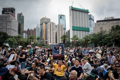 Lo más destacable de este fin de semana en Hong Kong es que por primera vez en mucho tiempo no ha habido enfrentamientos violentos ni gases lacrimógenos, lo que es representativo de la tensión social que experimenta una ciudad famosa hasta hace poco por su orden y estabilidad.