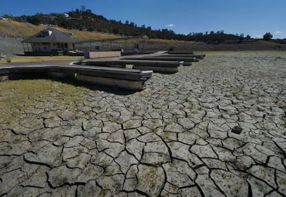 Atracadouros no lago Folsom, afetado pela seca na Califórnia, em setembro.