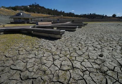 Un muelle en el lago Folsom, afectado por la sequ&iacute;a en California, en septiembre.