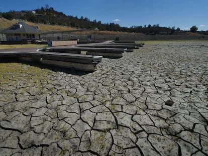 Atracadouros no lago Folsom, afetado pela seca na Califórnia, em setembro.