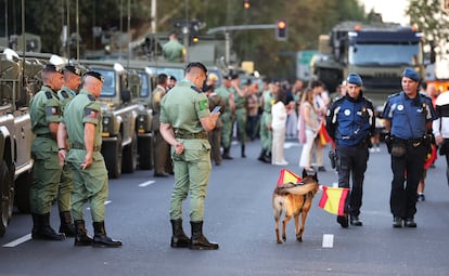 Efectivos del Ejército de Tierra esperaban este jueves al inicio del desfile en Madrid.  