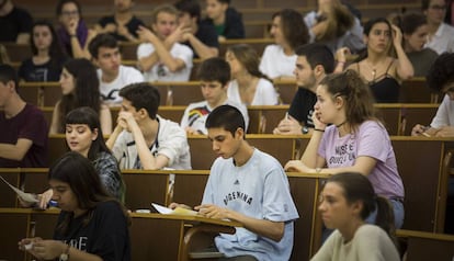 Alumnes fent la selectivitat a la Facultat de Biologia de la UB.