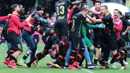 Los jugadores del Benevento celebran el gol de Brignoli en la última jugada del partido ante el Milán.