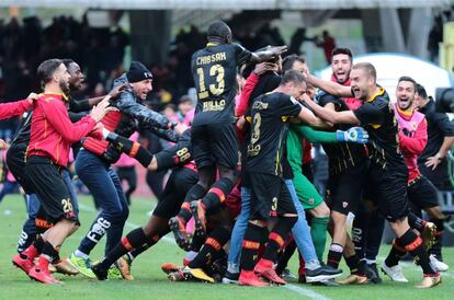 Los jugadores del Benevento celebran el gol de Brignoli en la última jugada del partido ante el Milán.