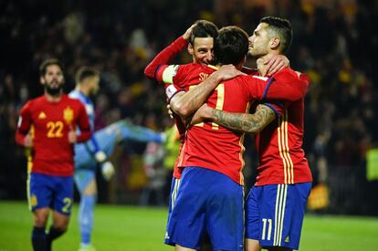 Ariz Aduriz es felicitado por sus compañeros tras marcar el cuarto gol ante Macedonia.